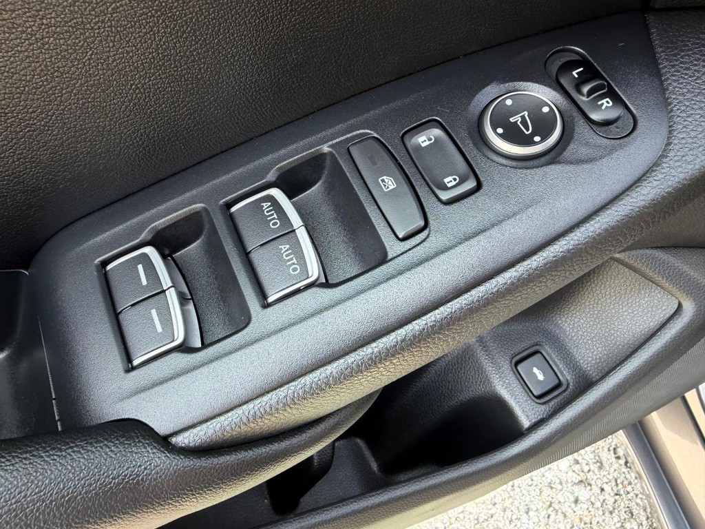 Honda Accord Vehicle Full-screen Gallery Image 31