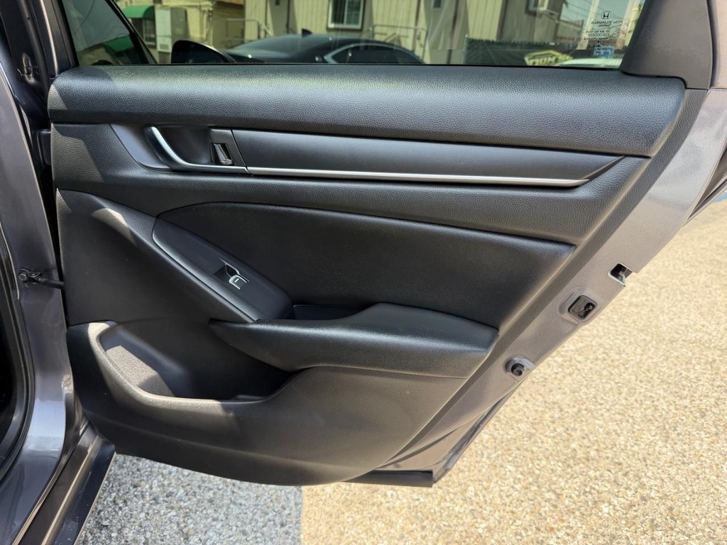 Honda Accord Vehicle Full-screen Gallery Image 35