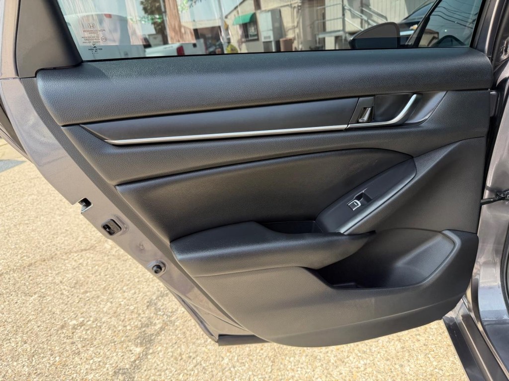 Honda Accord Vehicle Full-screen Gallery Image 37