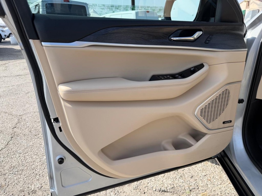 Jeep Grand Cherokee Vehicle Full-screen Gallery Image 15
