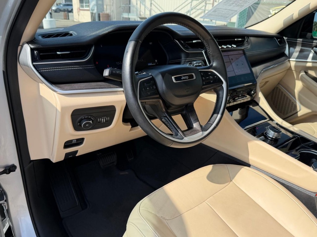 Jeep Grand Cherokee Vehicle Full-screen Gallery Image 16
