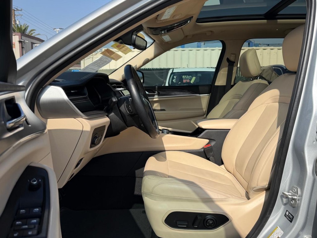 Jeep Grand Cherokee Vehicle Full-screen Gallery Image 17
