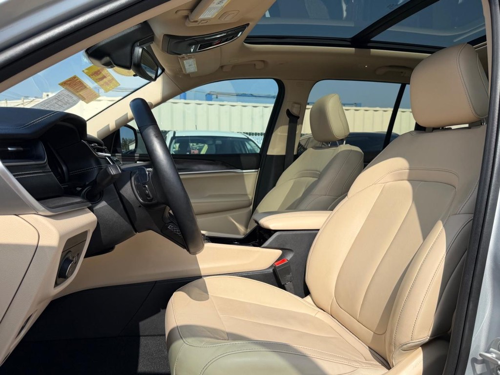 Jeep Grand Cherokee Vehicle Full-screen Gallery Image 18