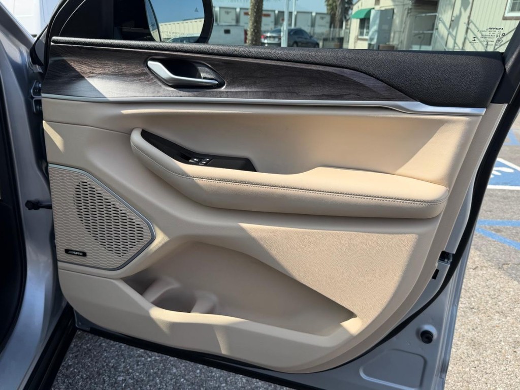 Jeep Grand Cherokee Vehicle Full-screen Gallery Image 19