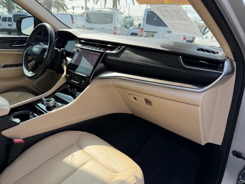 Jeep Grand Cherokee Vehicle Full-screen Gallery Image 20
