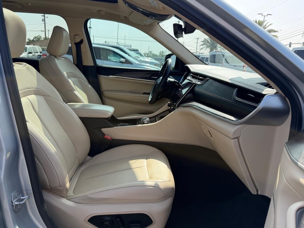 Jeep Grand Cherokee Vehicle Full-screen Gallery Image 21