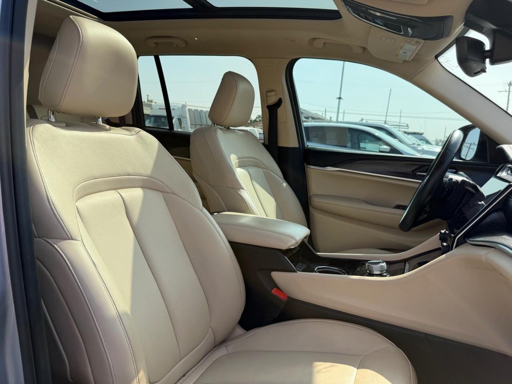 Jeep Grand Cherokee Vehicle Full-screen Gallery Image 22