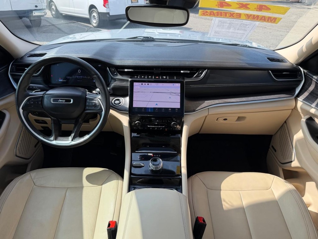 Jeep Grand Cherokee Vehicle Full-screen Gallery Image 23