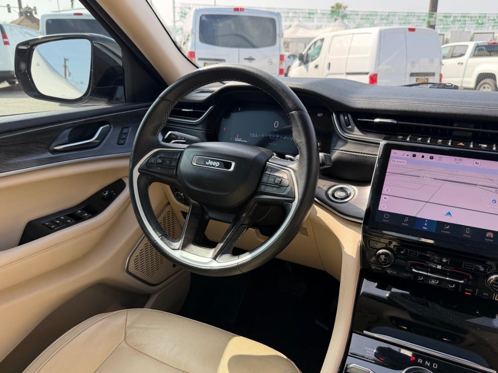 Jeep Grand Cherokee Vehicle Full-screen Gallery Image 24