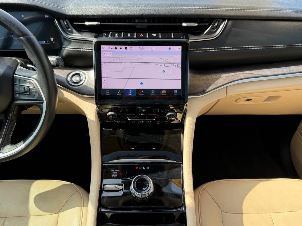 Jeep Grand Cherokee Vehicle Full-screen Gallery Image 25