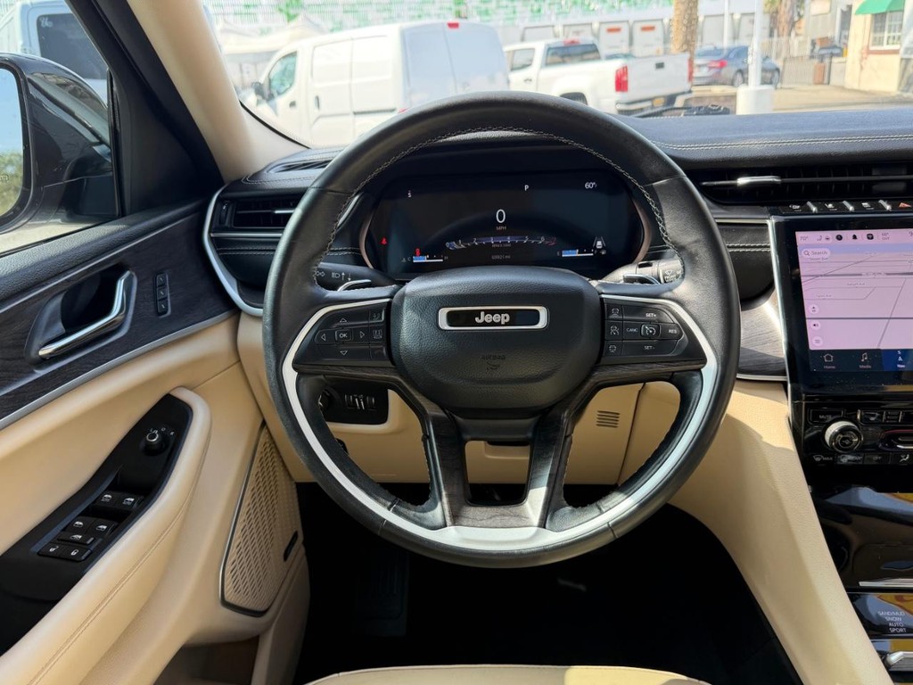 Jeep Grand Cherokee Vehicle Full-screen Gallery Image 27