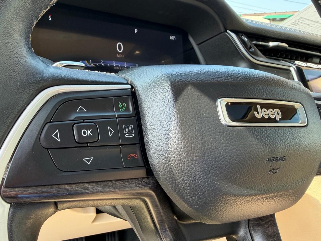 Jeep Grand Cherokee Vehicle Full-screen Gallery Image 28