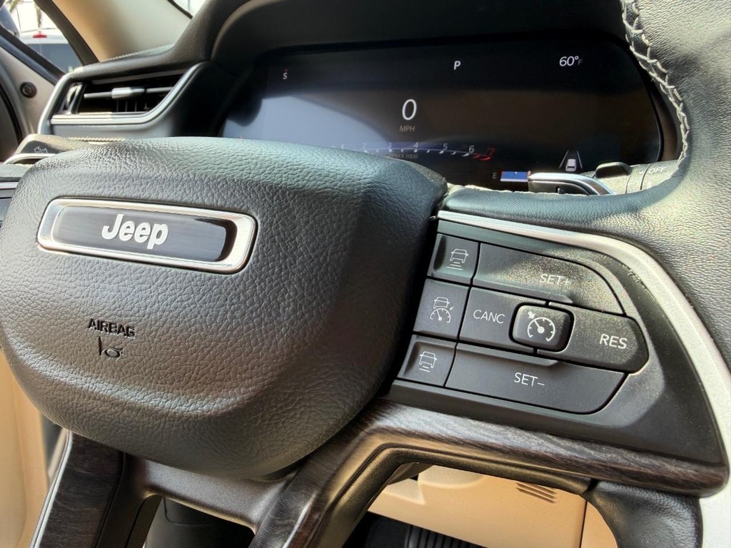 Jeep Grand Cherokee Vehicle Full-screen Gallery Image 29