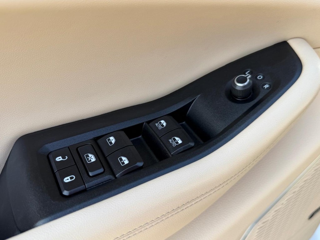 Jeep Grand Cherokee Vehicle Full-screen Gallery Image 30