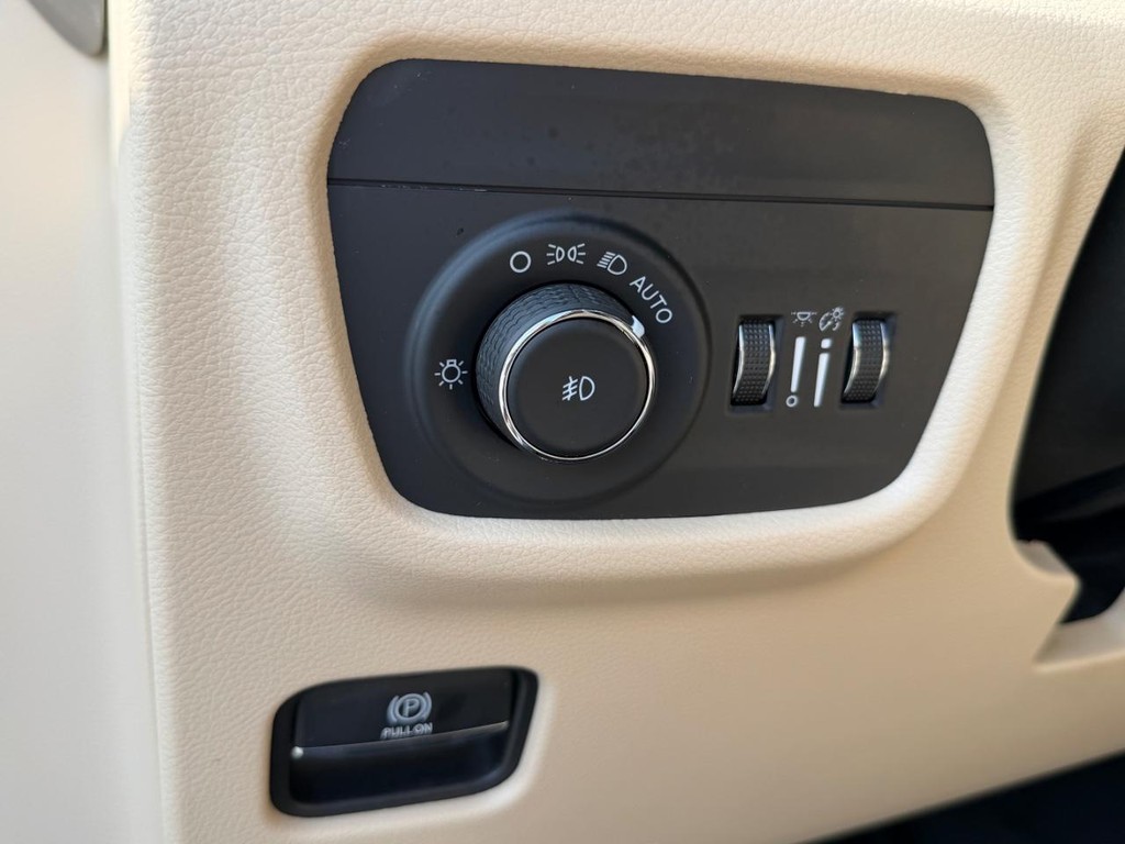 Jeep Grand Cherokee Vehicle Full-screen Gallery Image 33