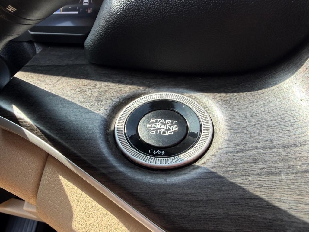 Jeep Grand Cherokee Vehicle Full-screen Gallery Image 34