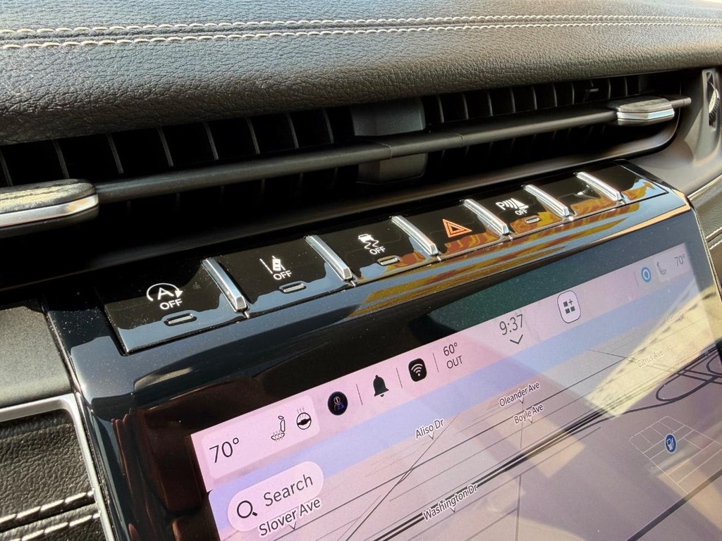 Jeep Grand Cherokee Vehicle Full-screen Gallery Image 35