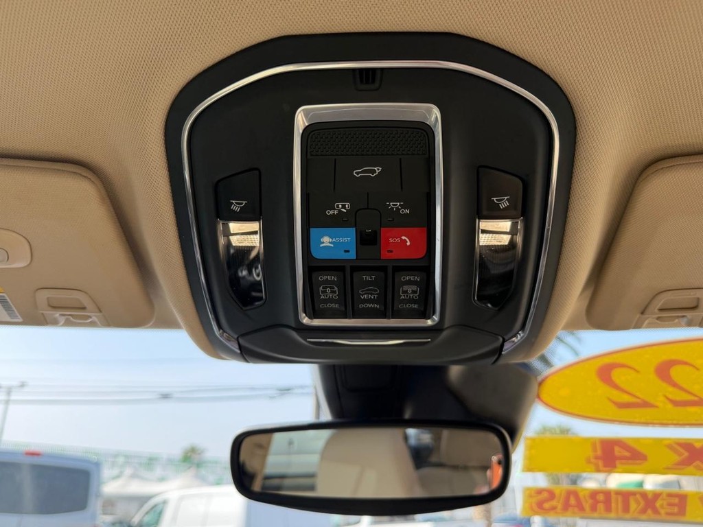 Jeep Grand Cherokee Vehicle Full-screen Gallery Image 42