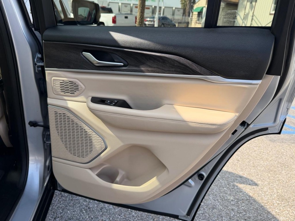 Jeep Grand Cherokee Vehicle Full-screen Gallery Image 44