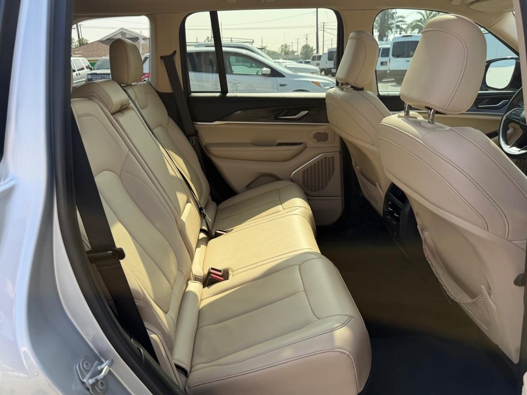 Jeep Grand Cherokee Vehicle Full-screen Gallery Image 45