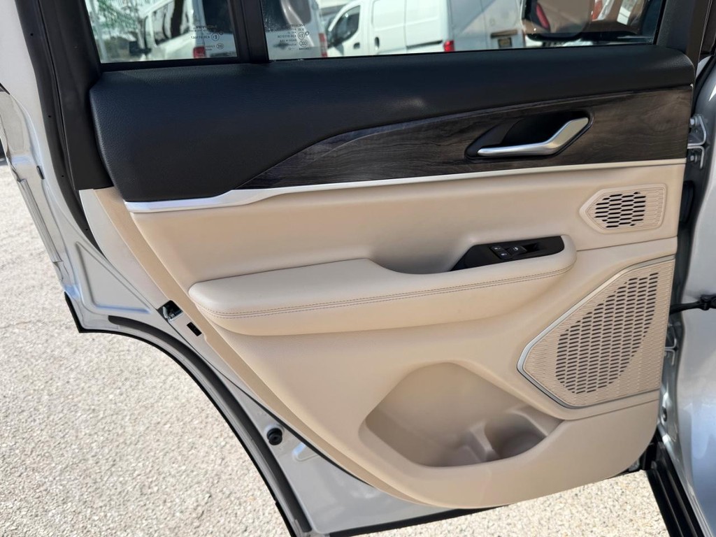 Jeep Grand Cherokee Vehicle Full-screen Gallery Image 46