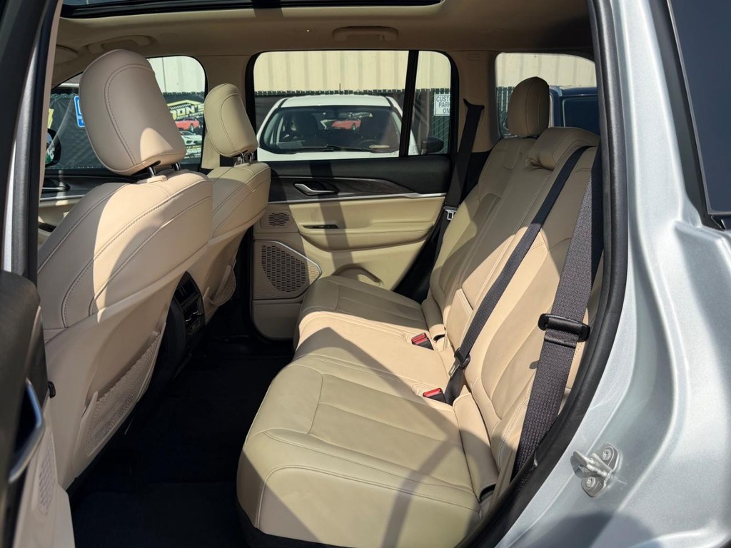 Jeep Grand Cherokee Vehicle Full-screen Gallery Image 47