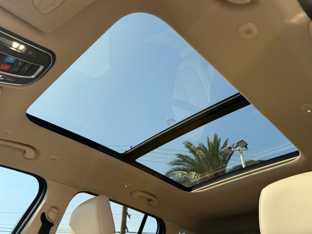 Jeep Grand Cherokee Vehicle Full-screen Gallery Image 48