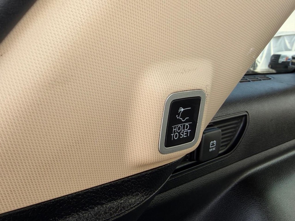 Jeep Grand Cherokee Vehicle Full-screen Gallery Image 57