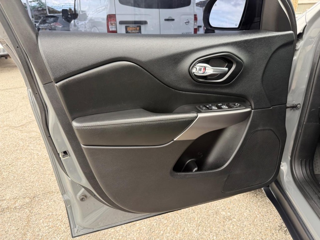 Jeep Cherokee Vehicle Full-screen Gallery Image 15