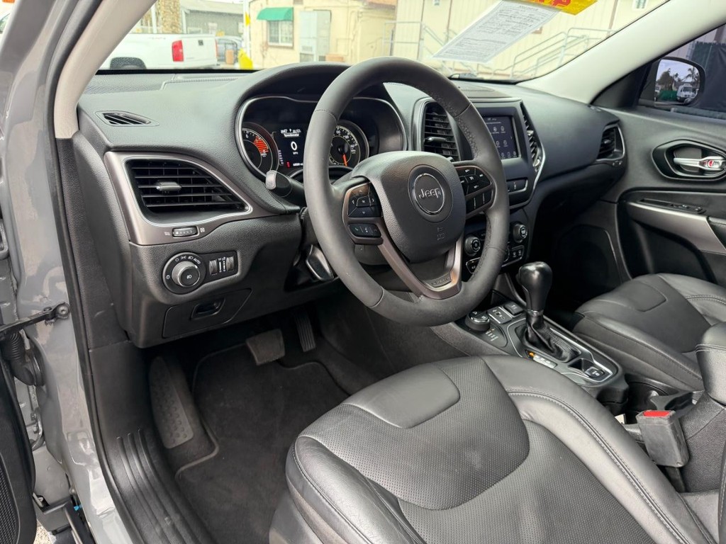 Jeep Cherokee Vehicle Full-screen Gallery Image 16