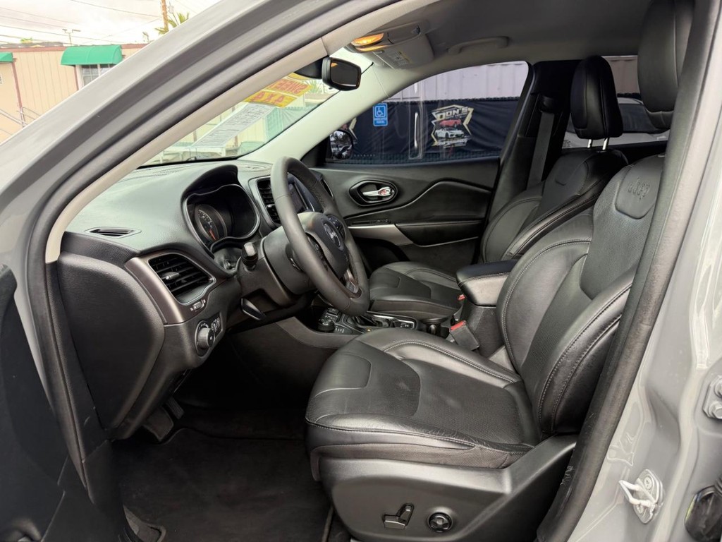 Jeep Cherokee Vehicle Full-screen Gallery Image 17