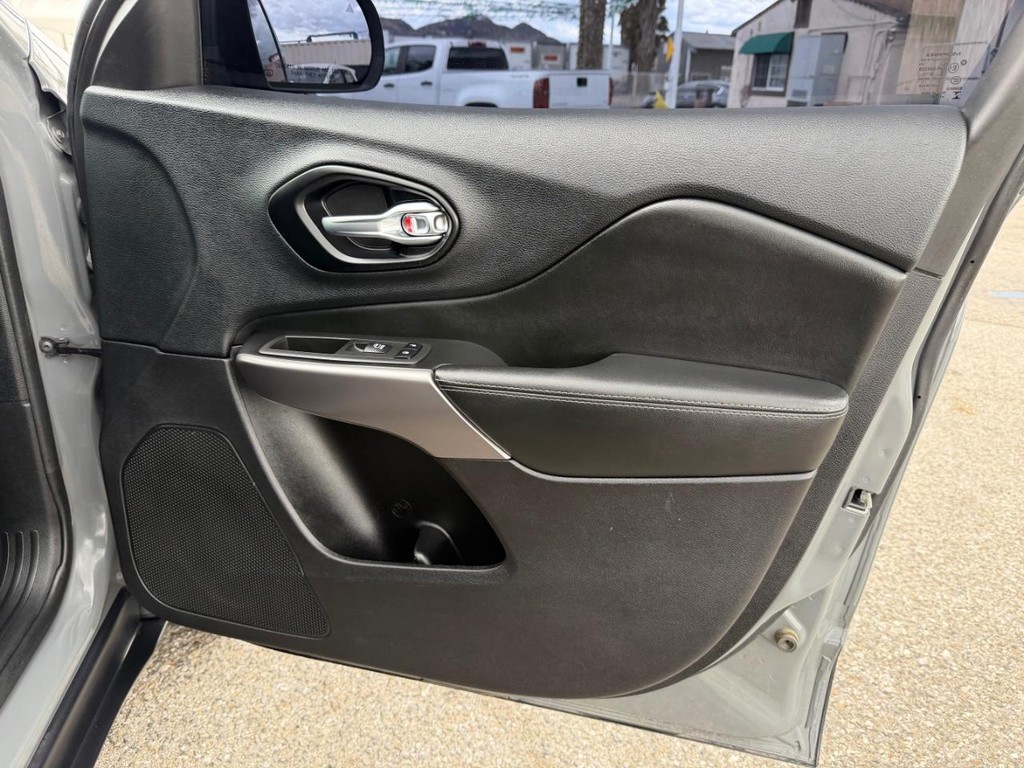 Jeep Cherokee Vehicle Full-screen Gallery Image 19