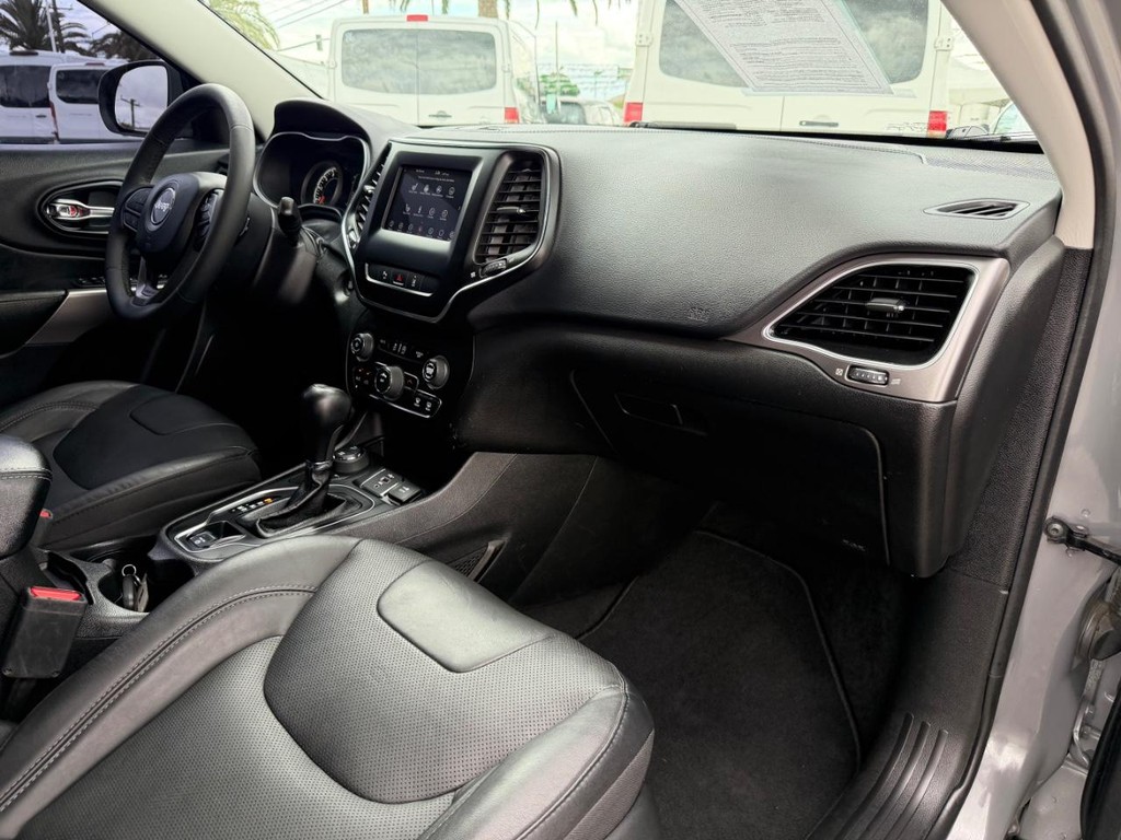 Jeep Cherokee Vehicle Full-screen Gallery Image 20