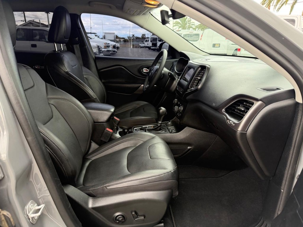 Jeep Cherokee Vehicle Full-screen Gallery Image 21