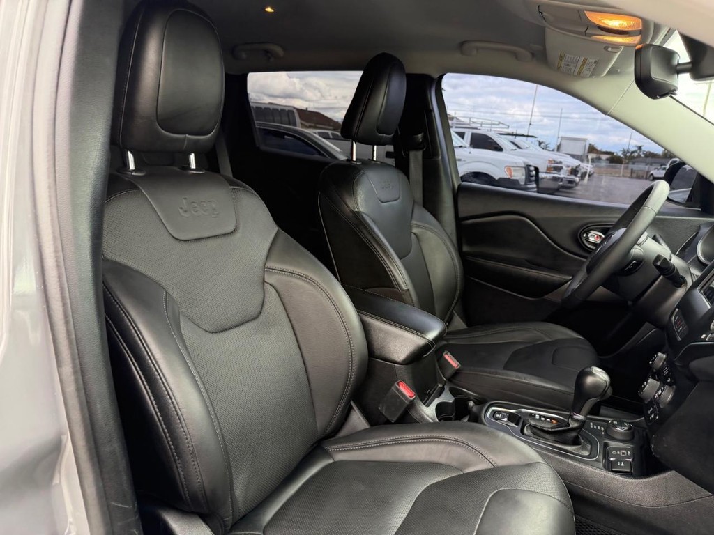 Jeep Cherokee Vehicle Full-screen Gallery Image 22