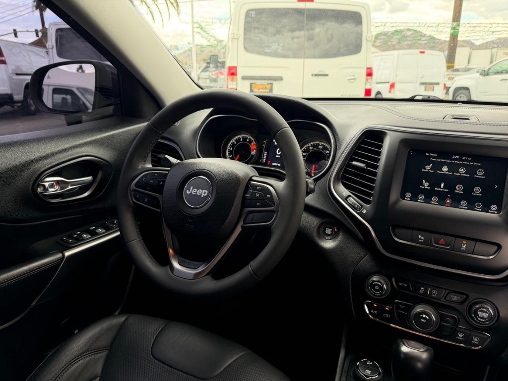 Jeep Cherokee Vehicle Full-screen Gallery Image 24