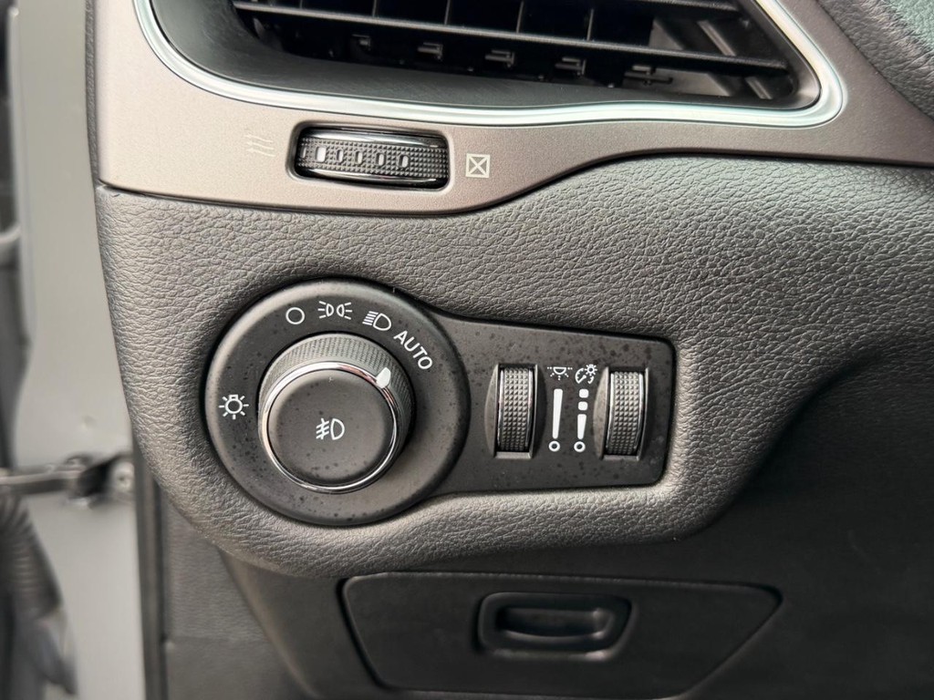 Jeep Cherokee Vehicle Full-screen Gallery Image 32