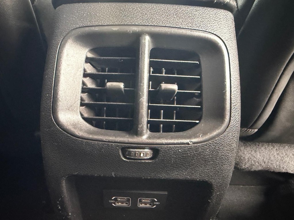 Jeep Cherokee Vehicle Full-screen Gallery Image 35