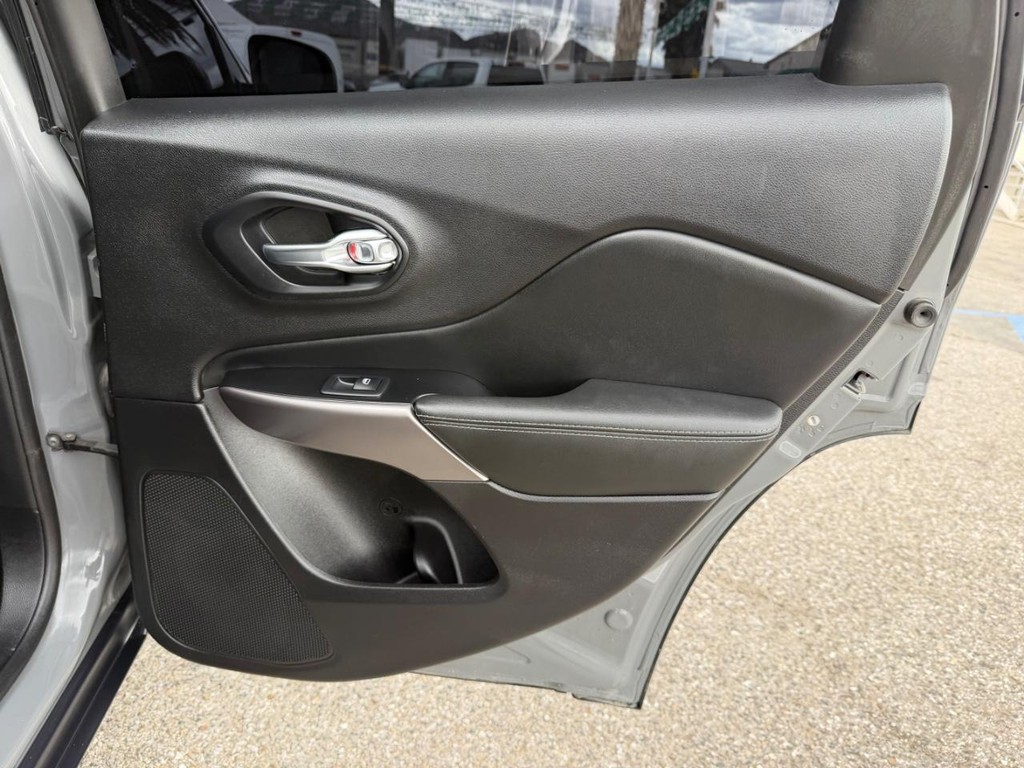 Jeep Cherokee Vehicle Full-screen Gallery Image 36