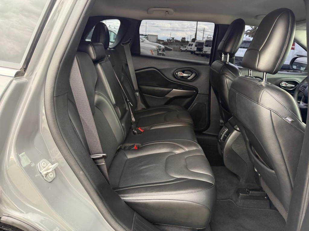 Jeep Cherokee Vehicle Full-screen Gallery Image 37