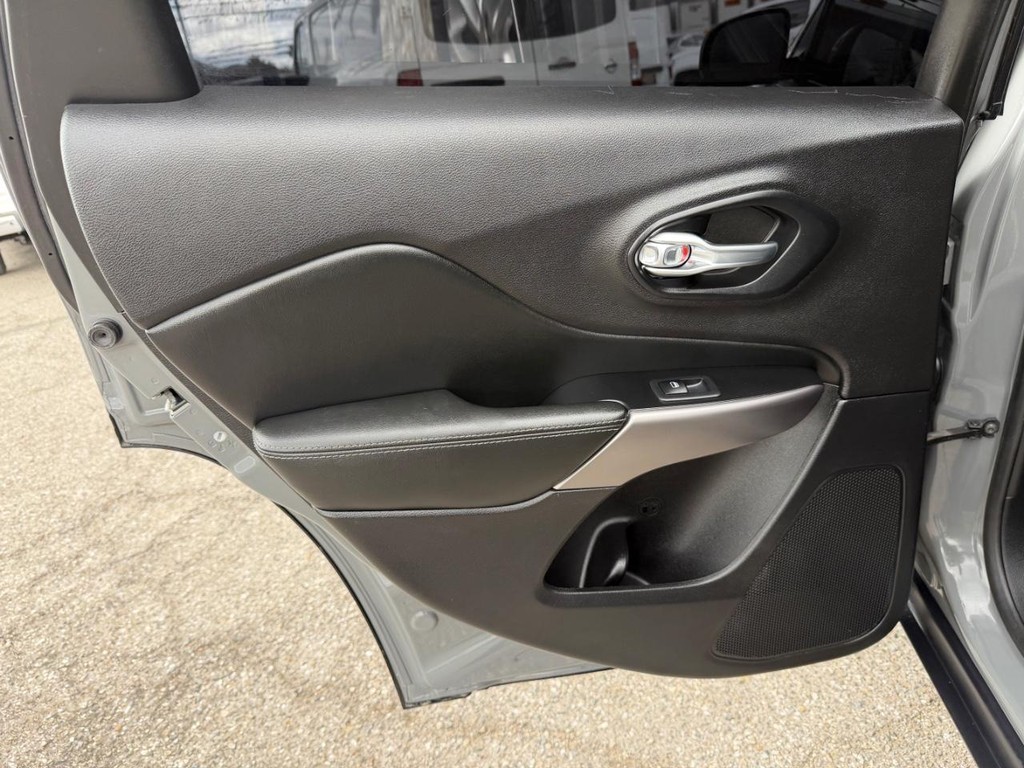 Jeep Cherokee Vehicle Full-screen Gallery Image 38