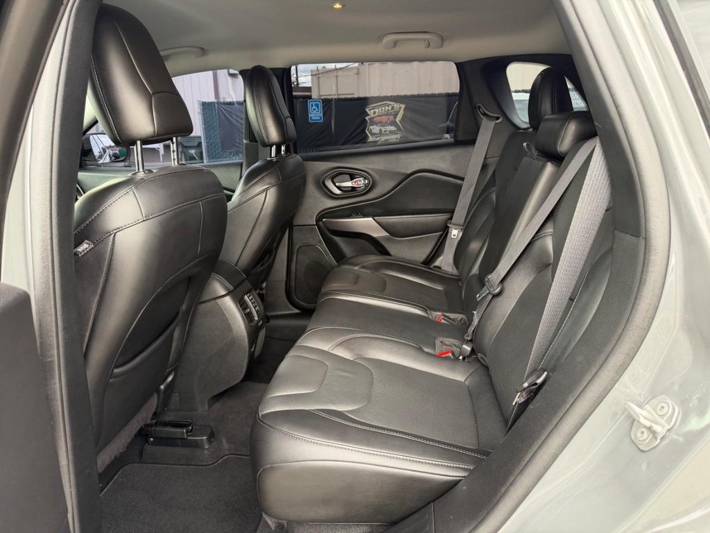 Jeep Cherokee Vehicle Full-screen Gallery Image 39