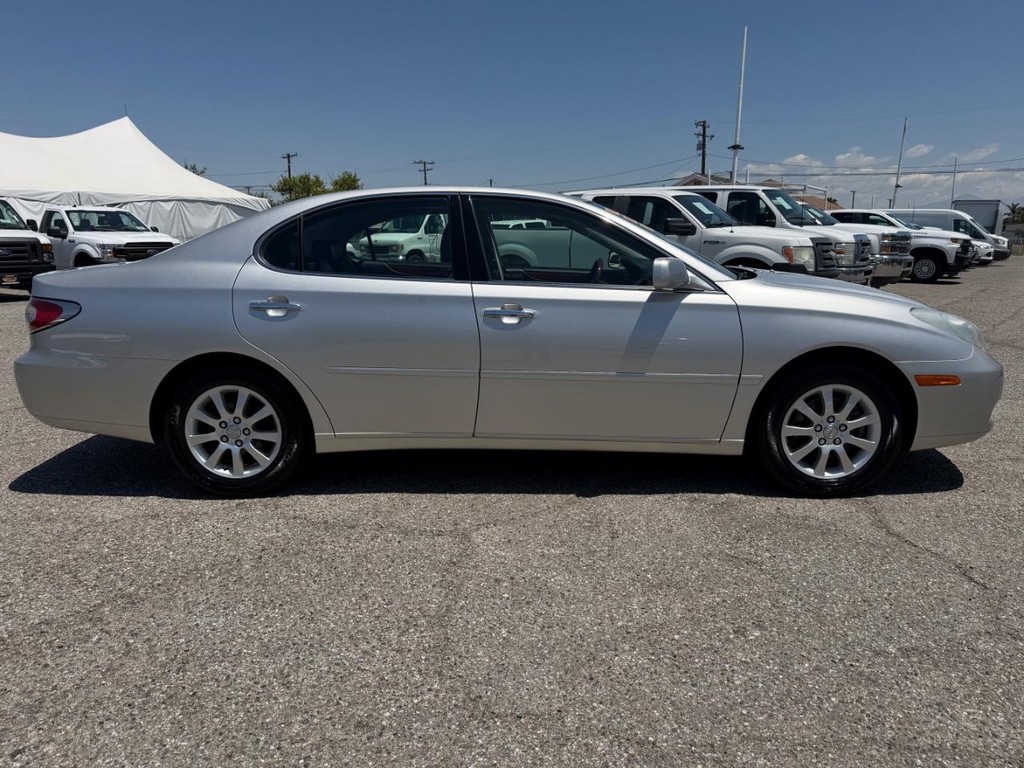 Lexus ES 300 Vehicle Full-screen Gallery Image 05