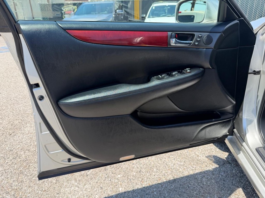 Lexus ES 300 Vehicle Full-screen Gallery Image 14