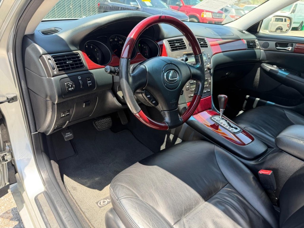 Lexus ES 300 Vehicle Full-screen Gallery Image 15