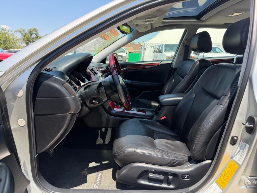 Lexus ES 300 Vehicle Full-screen Gallery Image 16