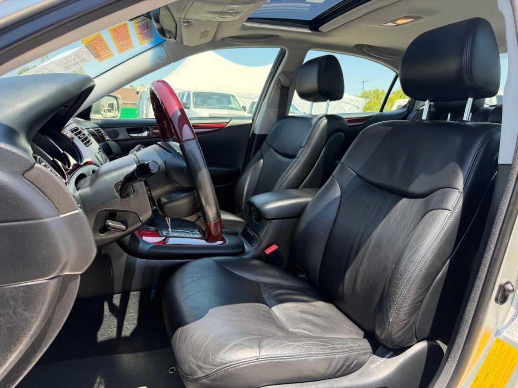 Lexus ES 300 Vehicle Full-screen Gallery Image 17