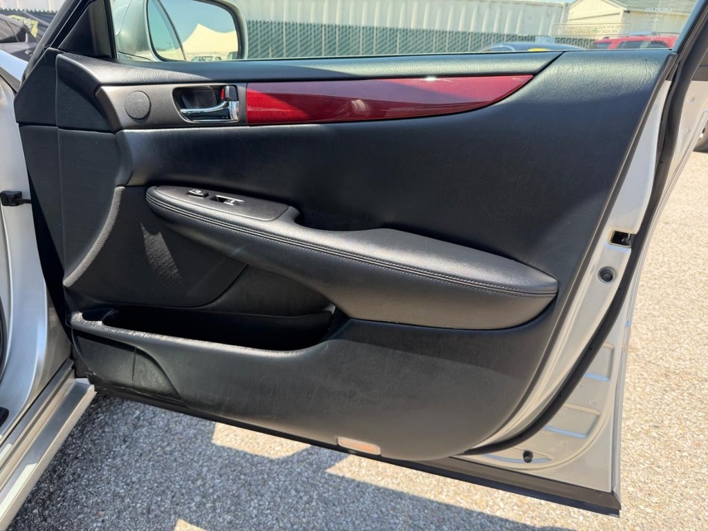 Lexus ES 300 Vehicle Full-screen Gallery Image 18