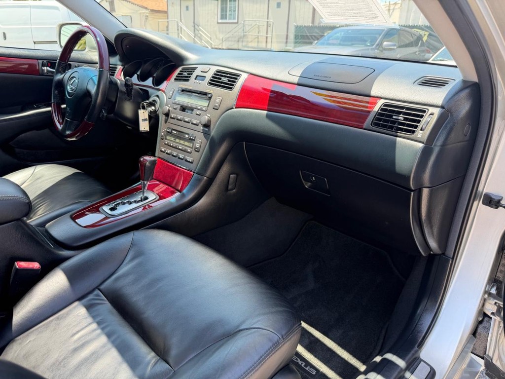 Lexus ES 300 Vehicle Full-screen Gallery Image 19