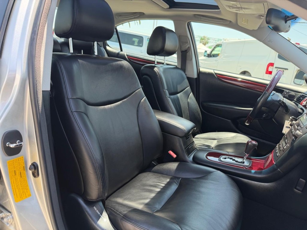Lexus ES 300 Vehicle Full-screen Gallery Image 21